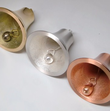 真鍮製ベル　裏側の写真