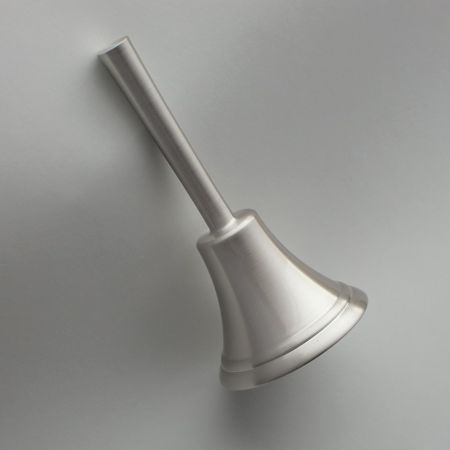 呼び鈴 手に持っている画像