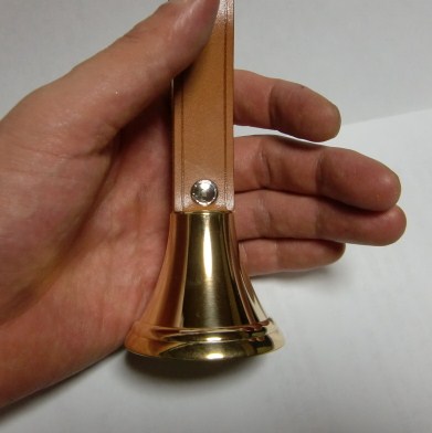 呼び鈴を手に持ったの画像